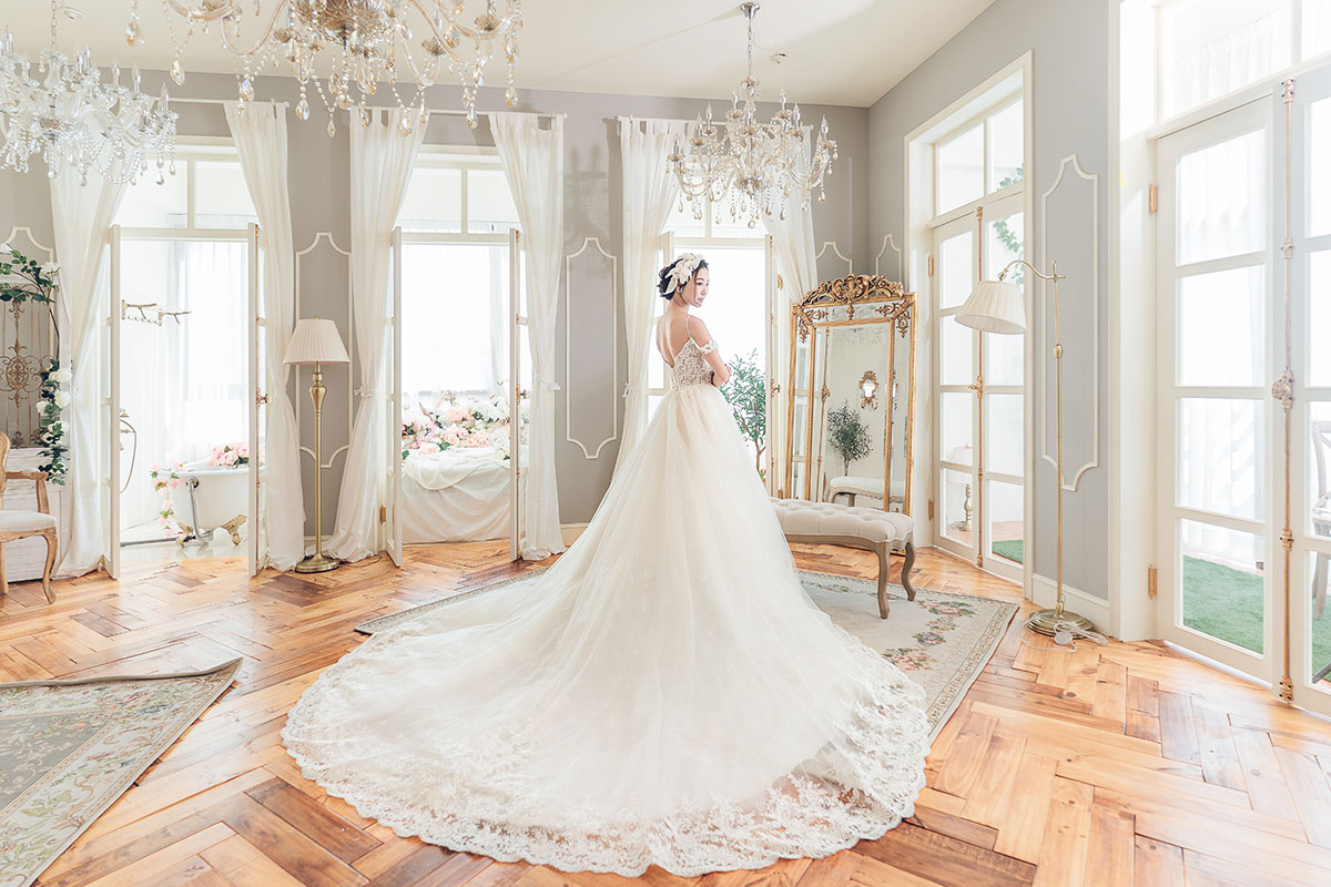 者-张曼莉,从小对白纱有颗热忱的心,高职念的服装科系,就非常著迷婚纱